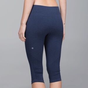 Lululemon In The Flow Crop II Heathered Navy Blue Size 6 EUC